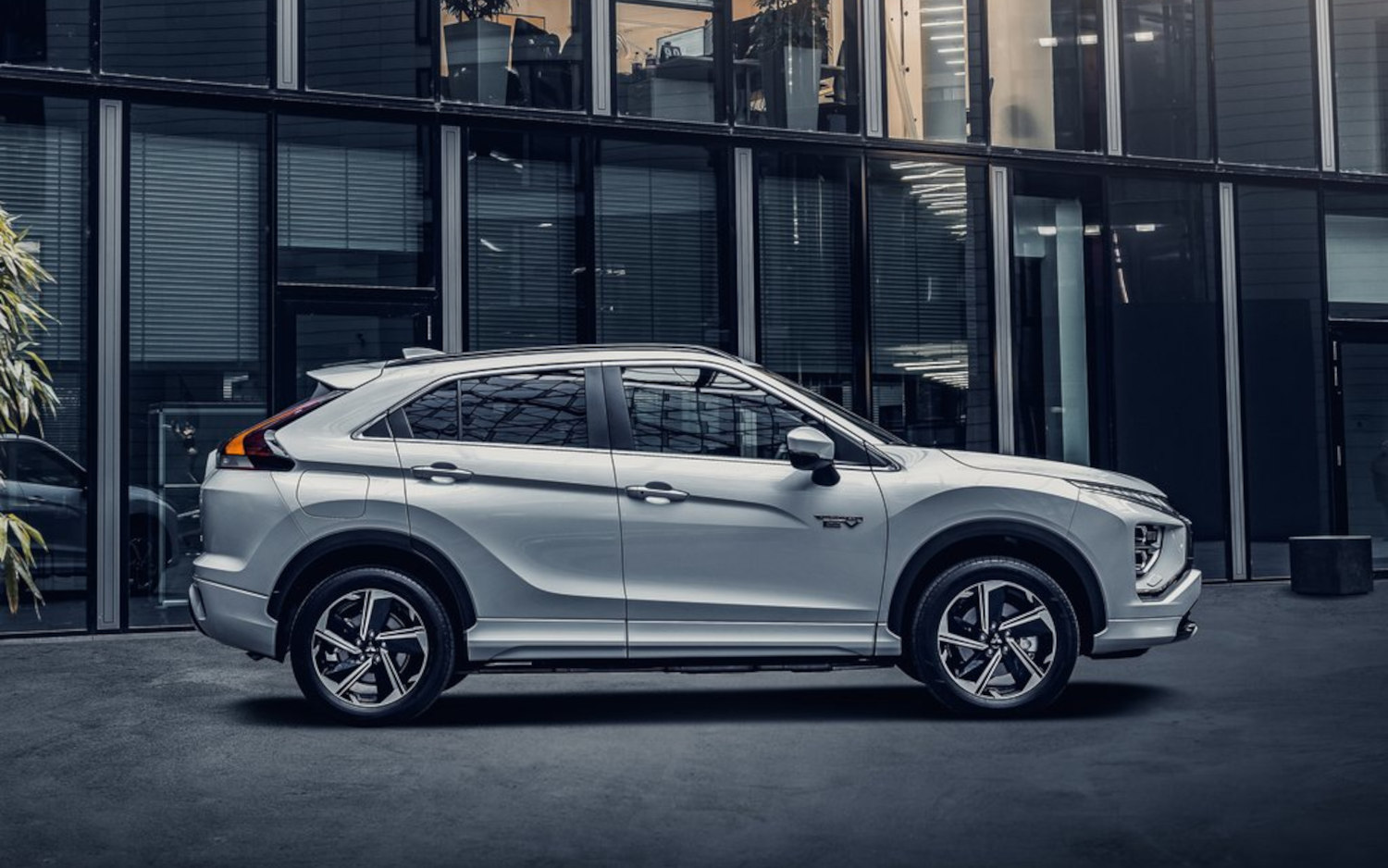 Comparison Mitsubishi Eclipse Cross SEL 2022 Vs Tata Punch 2022 